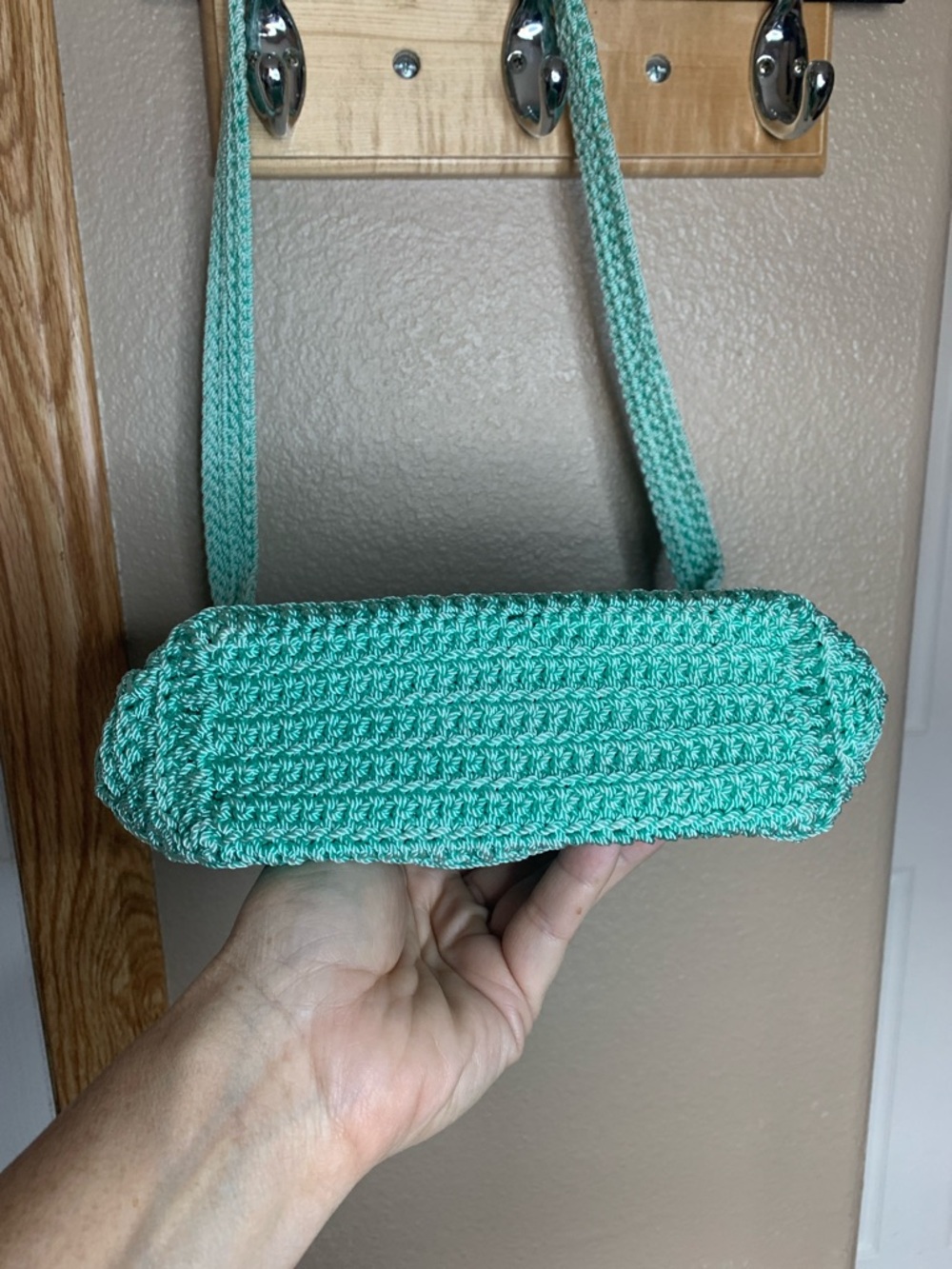 HANDCRAFTED by Afton Mint Crochet Shoulder Bag with Flip Flop Charm - Picture 3 of 4